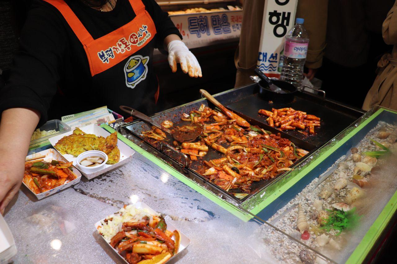 韓式料理中的蔬菜炒豬肉攤位，呈現出極具吸引力的色香味